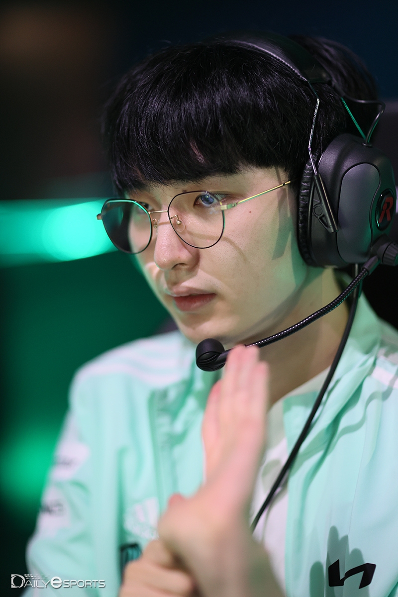 [포토] 웃음기 없는 덕담 서대길