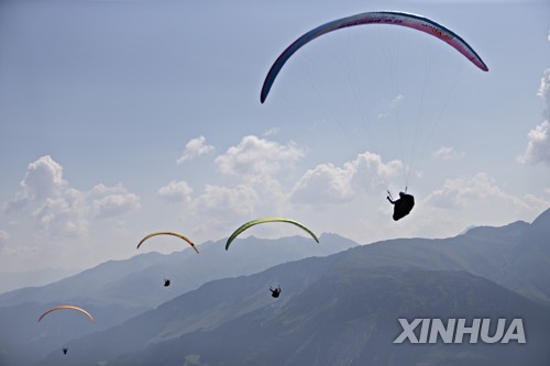(SP)SWITZERLAND-DISENTIS-PARAGLIDING