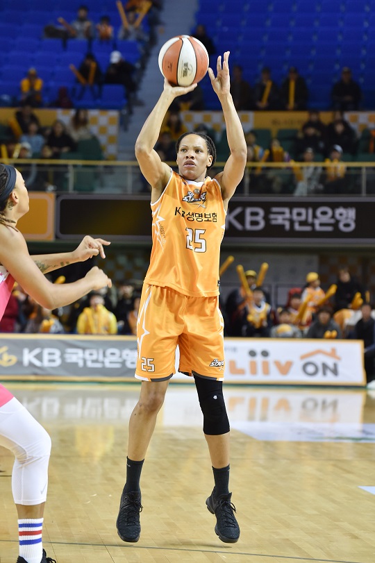 해결사 모니크 커리, 신들린 득점포로 2쿼터를 지배하다