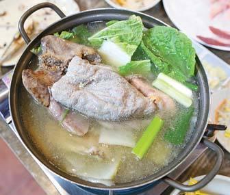 돌고래 ‘식량’인 방어 … 뱃살 기름지고 사잇살은 육회 맛