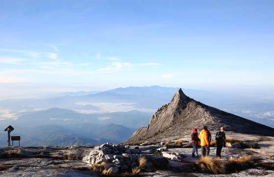 적도 4095m ‘산의 조상’…마침내 정상, 신이 반겼다