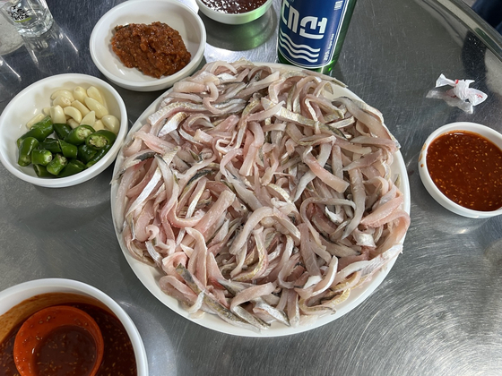 시대 굴곡따라 ‘무용지용’…세계 유일 ‘기장 짚불 꼼장어’