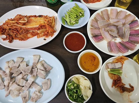 홍어회·수육, 묵은지로 돌돌 말아 쏙~ 부산 막걸리와 궁합