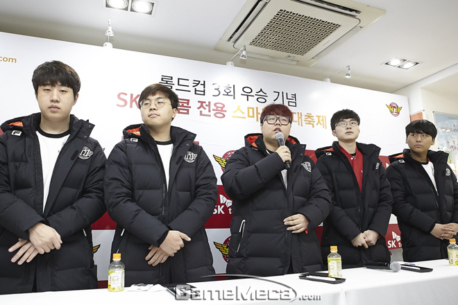 롤드컵 첫 3회 우승 기쁨 나눈다, SKT T1 팬사인회 현장