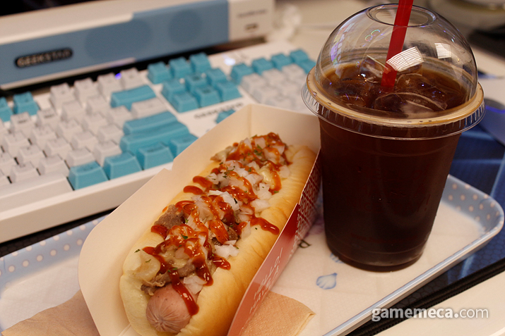 햄버거·라면·핫도그에 덮밥까지, 맛집과 경쟁하는 PC방