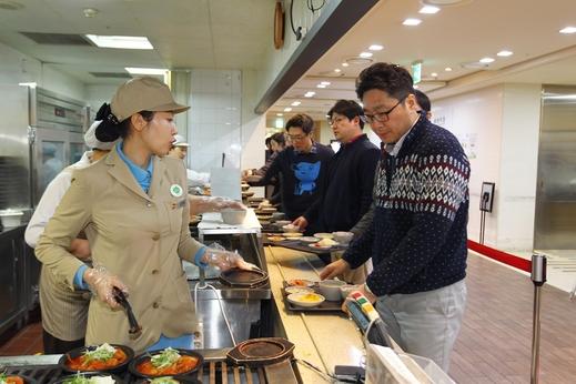 우리 회사 구내식당 줄이 길어진 이유는? 왕소금 직장인 늘어난다