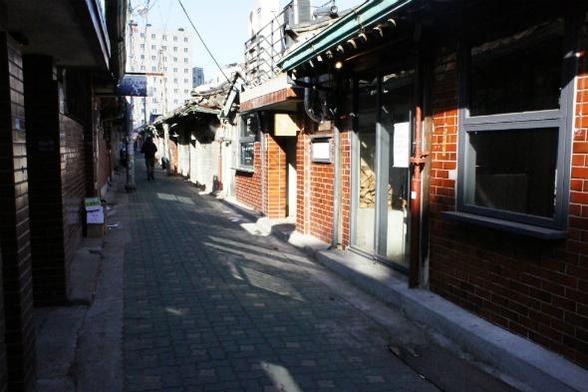 [新도심 탐구] ② 낙원상가 뒷골목 익선동에서 무슨 일이? 한옥 카페와 펍, 낡은 슈퍼...예술가들의 힙한 아지트로 변모