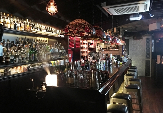 [손기은의 바(Bar)람 불어 좋은 날] 번잡스러운 건배 없는 고즈넉한 ‘혼술, 지금은 혼바 시대