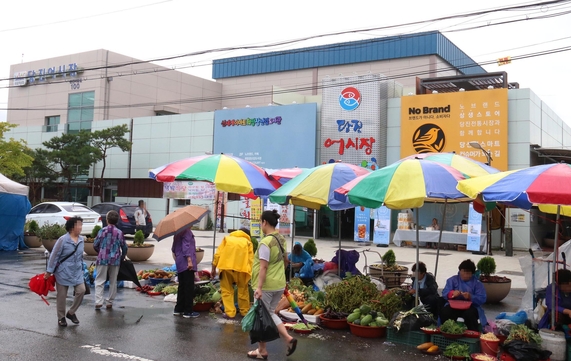 대형마트, 출점경쟁은 끝났다…이마트·홈플러스 올해 신규매장 全無