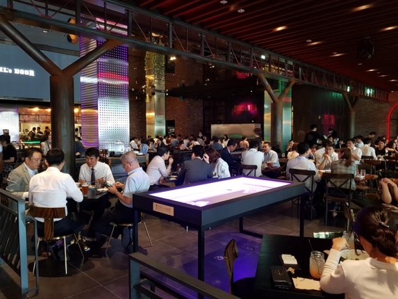 데블스도어 자신감 얻은 신세계푸드, 코엑스에 버거플랜트 첫 선
