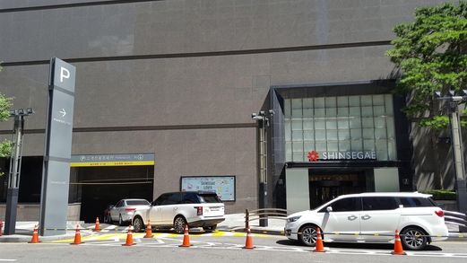 구매 금액 큰 BMW 손님을 어떻게 막나요? 대형쇼핑몰 BMW 출입제한 골머리