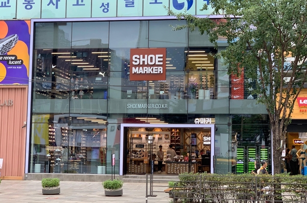 신발 격전지로 부상한 강남대로…月 7억 매출 이랜드 폴더 폐점 이유는