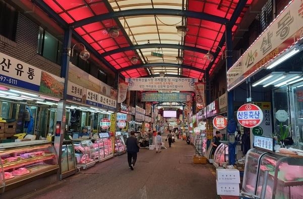 냉동창고 향하는 삼겹살?...마장동 축산시장 위기 이유는