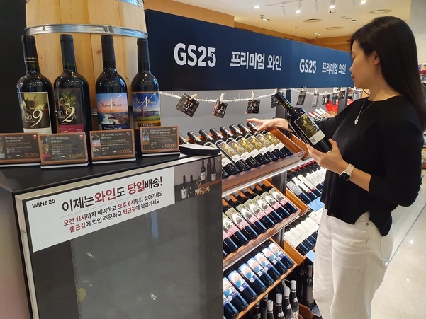 홈술족 덕분에 편의점 와인 잘 나가네