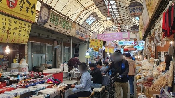 재난지원금 사용 첫날, 활기 되찾은 전통시장… 상인들 “살았다”