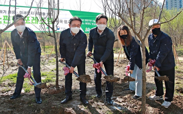 커피 사면 나무 심어드려요 식목일 맞아 나무 심는 유통업계