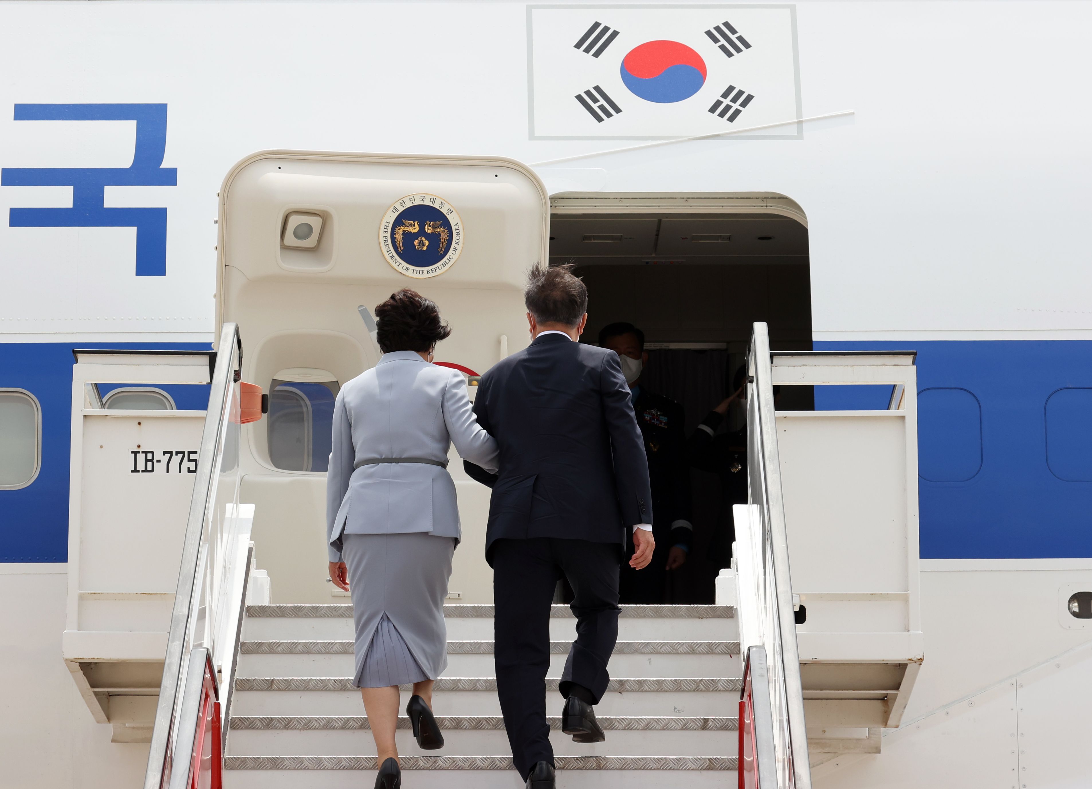 文대통령, 6박8일간 英 G7과 오스트리아·스페인 순방 마치고 귀국