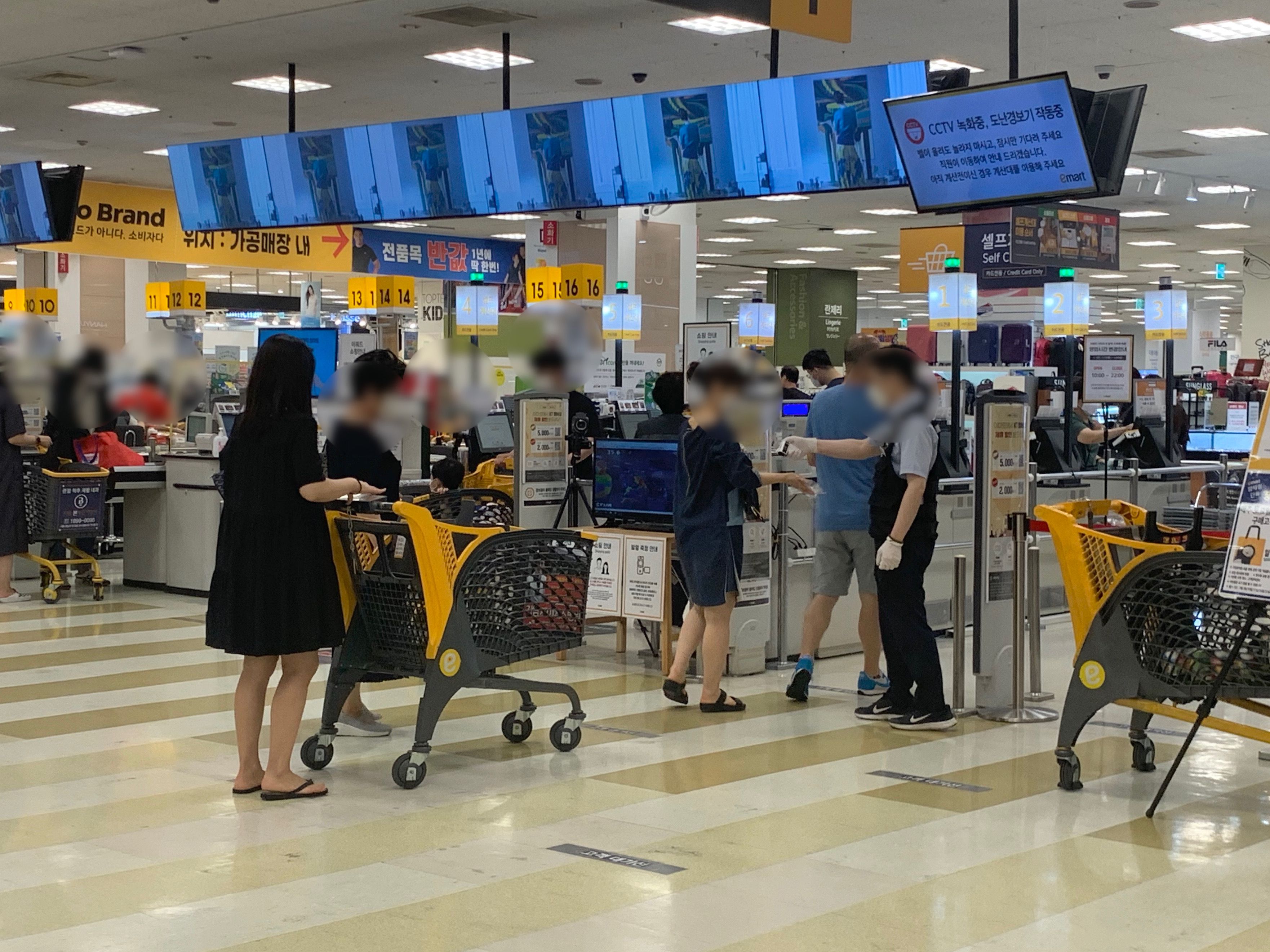 [르포] 생수 쟁이는 마트, 수백명 줄 선 샤넬 매장...4단계 앞둔 주말 유통가