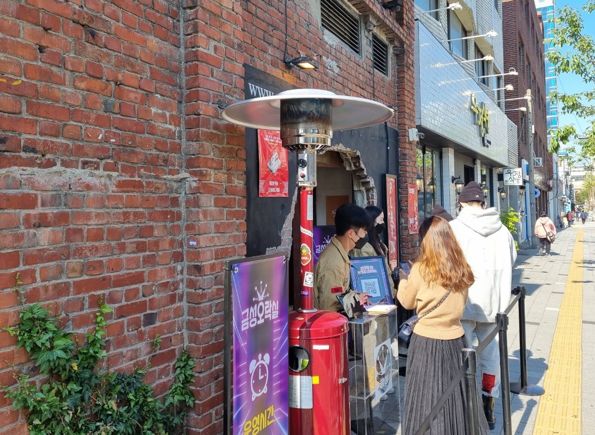 떡볶이 먹고 오락 한 게임… ‘금성오락실 X 신세계분식’ 가보니