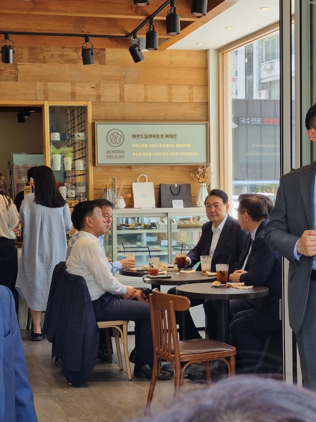 [단독] 尹대통령, 서울 무교동 카페서 최상목 경제수석 등과 담소