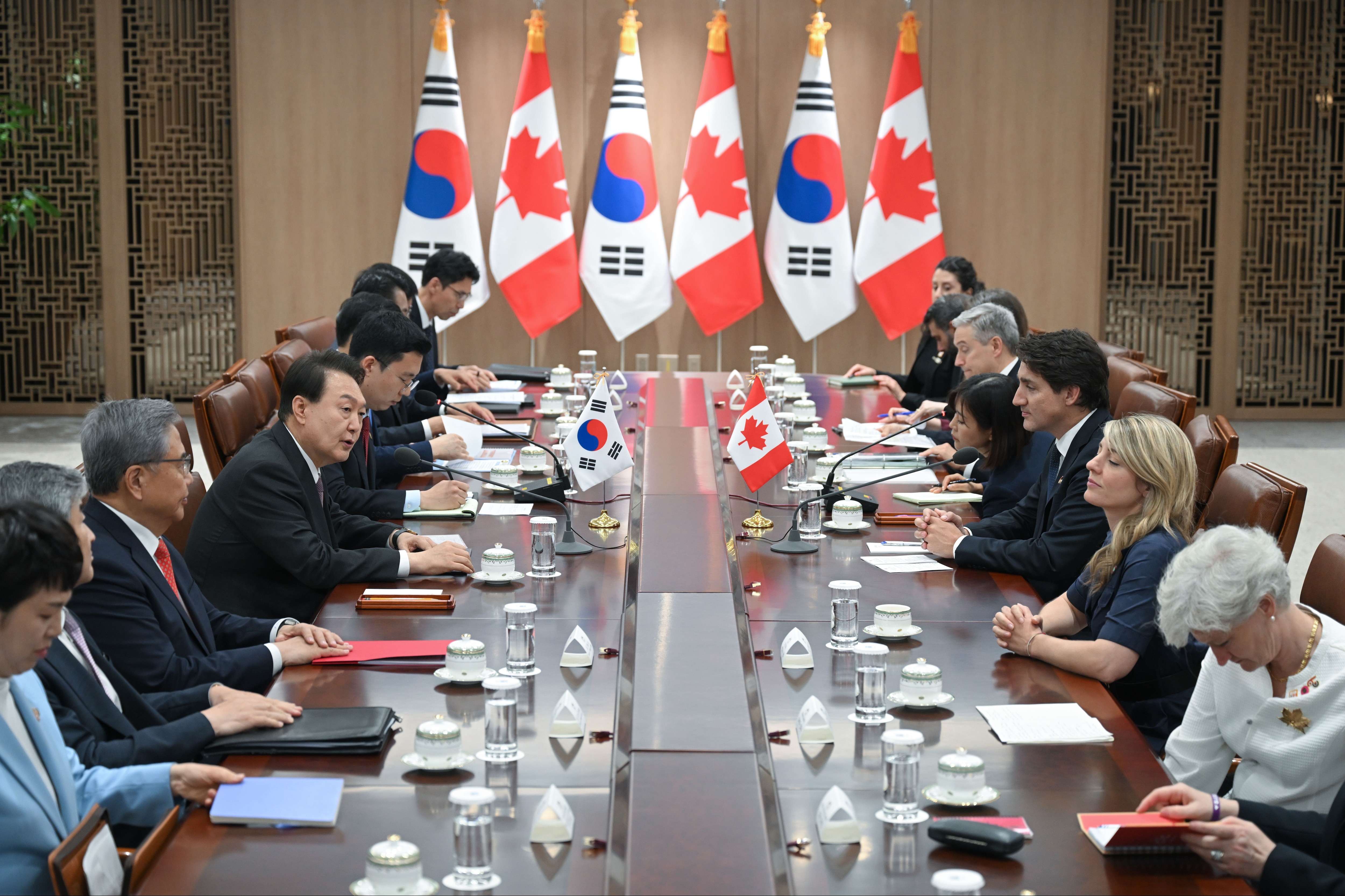 캐나다 투자 늘리는 K배터리… 포스코 웃는데 LG는 삐걱