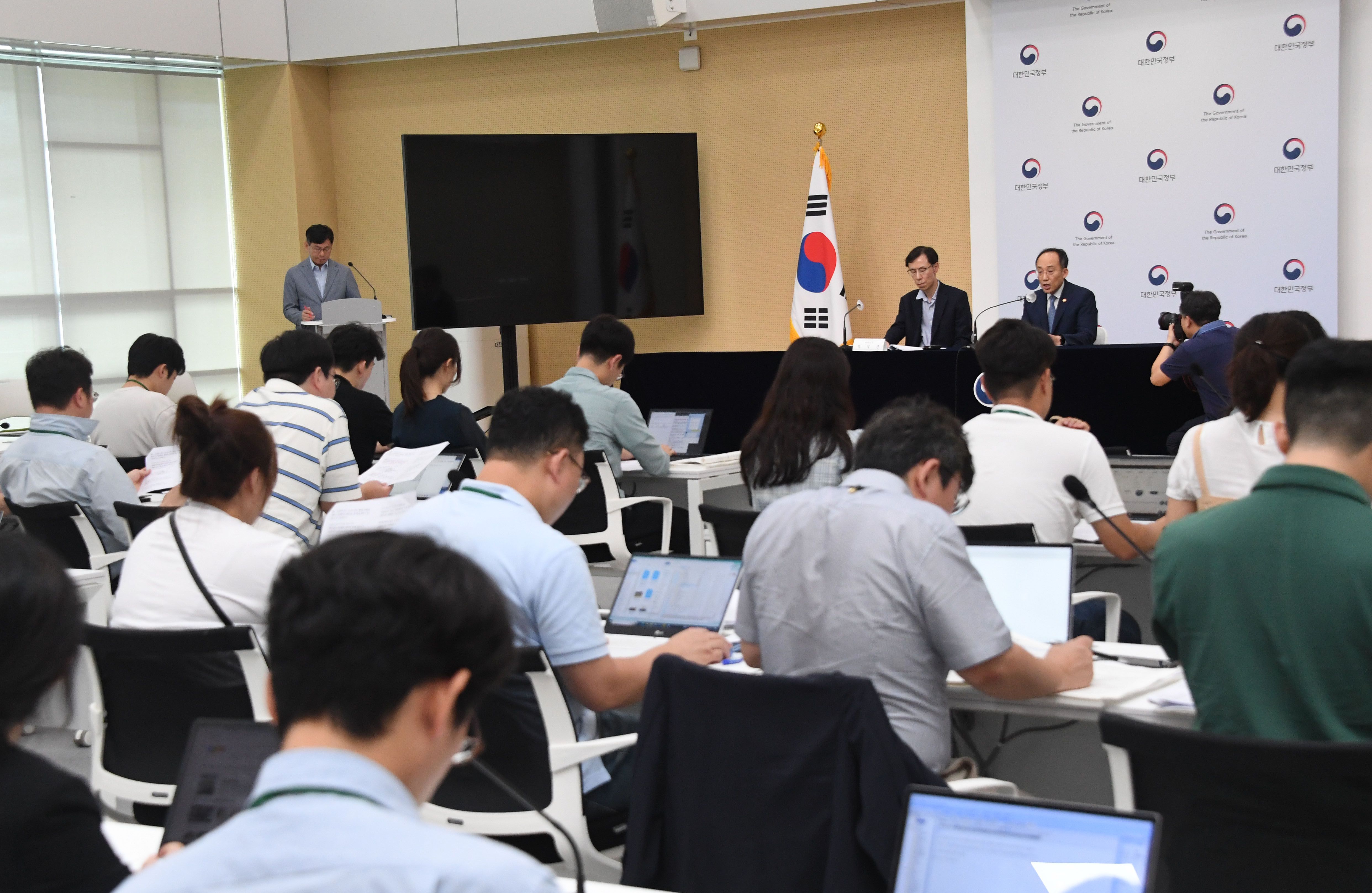 [2023 세법개정]④ 추경호 “경제 어려울수록, 기업과 중산·서민층 세금 부담 줄여줘야”
