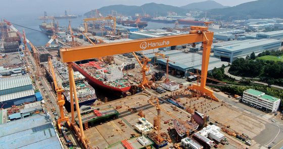 [특징주] ‘깜짝 실적’ 한화오션, 주가 5%대 상승(종합)