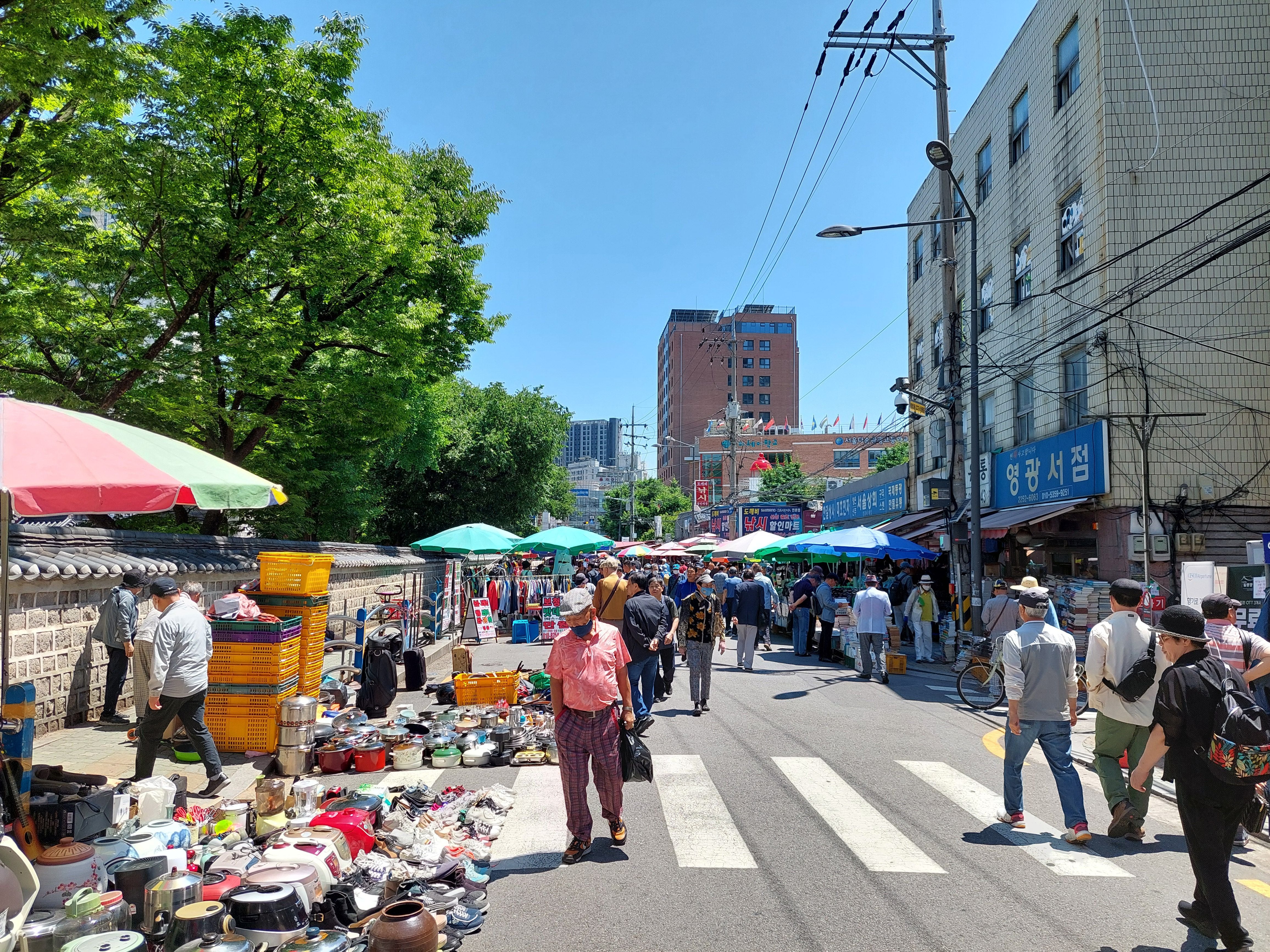 지디·정형돈 옷 샀던 ‘빈티지 명소’ 동묘시장, ‘노점 정비’에 위축 우려