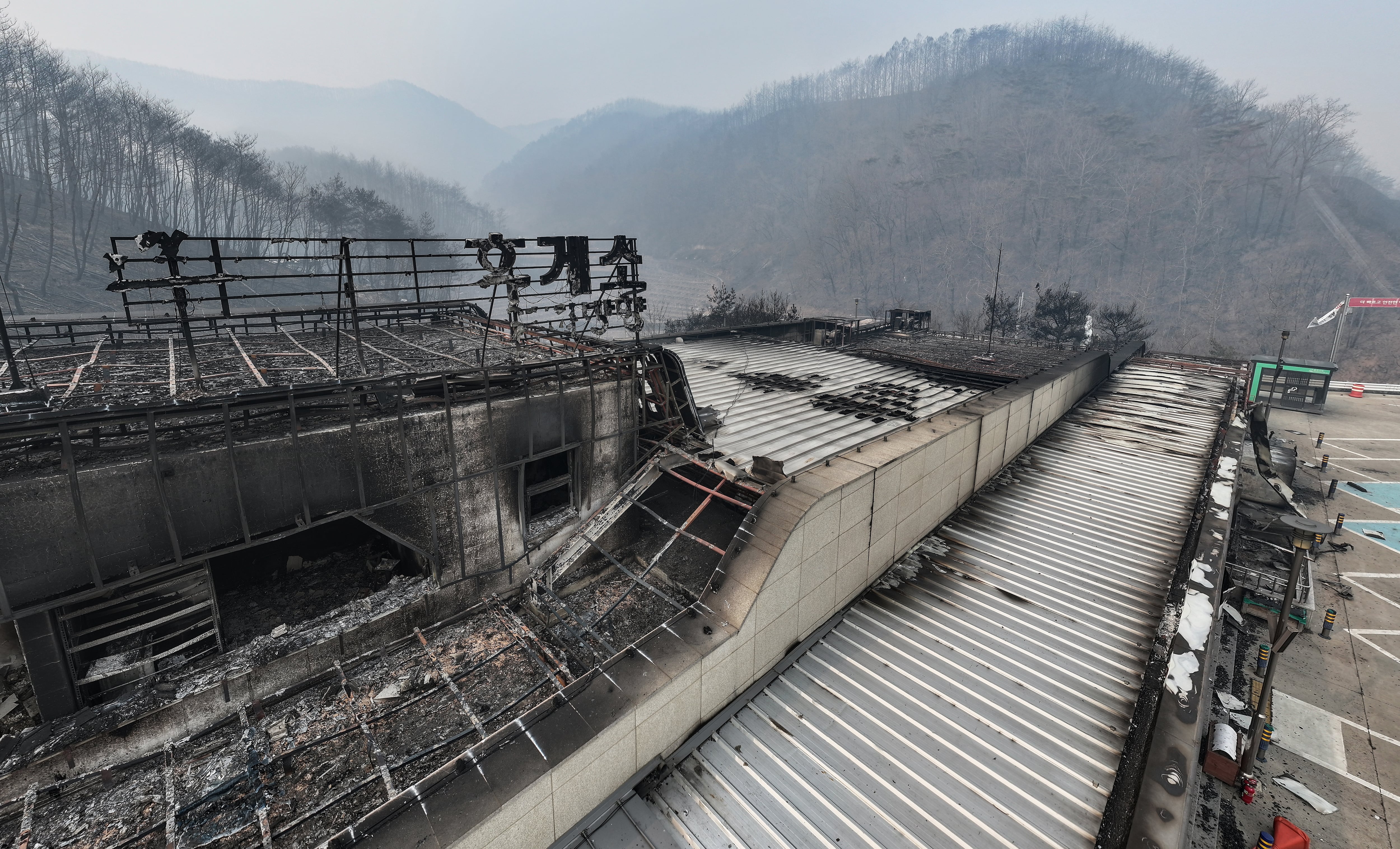 서산영덕고속도로 청송휴게소 산불에 전소… 안동 시내로 불길 확산