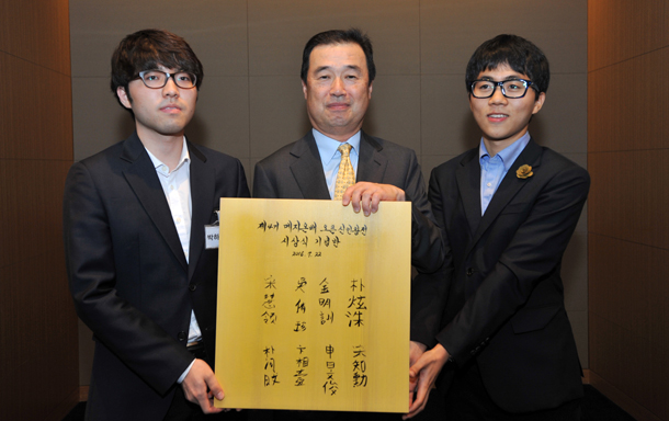 신민준, 신인왕 트로피 들고 최고 신예 등극 
