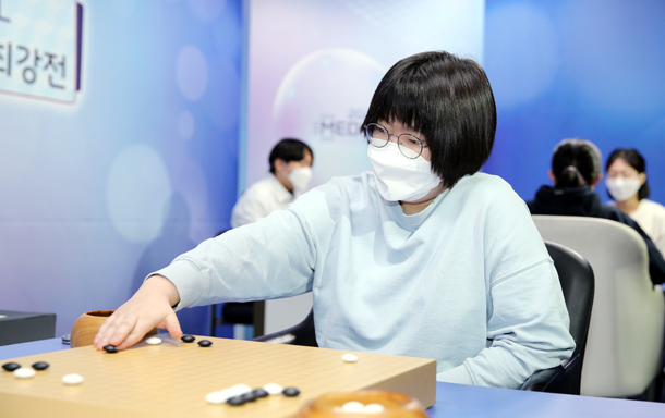 프로 첫 우승, 16세 김효영 vs 15세 김민서