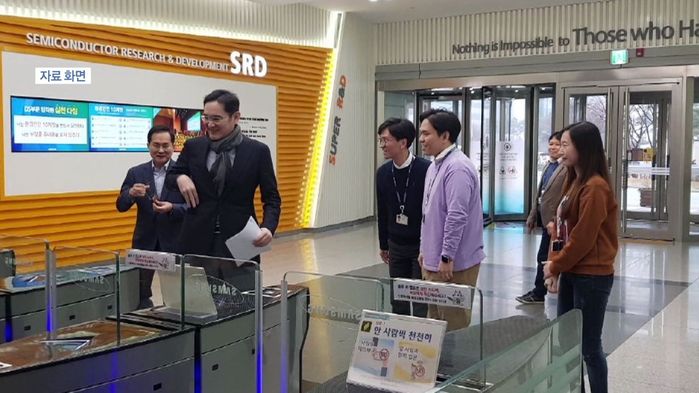 이재용 부회장, 삼성전자 화성 EUV반도체 생산라인 점검
