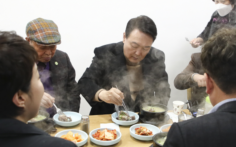 윤 당선인, 남대문시장 상인들 다시 만나 “속도감 있게 확실히 실천”