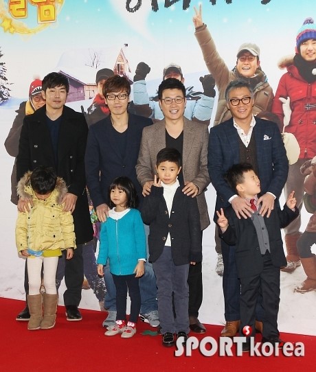 [포토] 김성주 아들, 북새통 속 노련한 브이 ‘카메라 체질?’