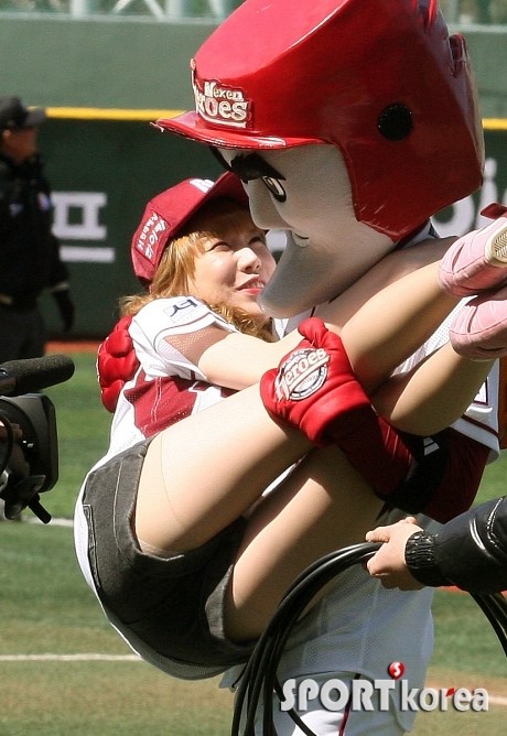 [포토] 깜찍 걸그룹 비피팝, 턱돌이 품에 안겨…