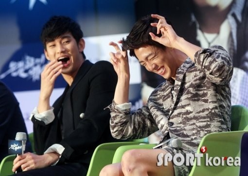 [포토] ‘은위’ 김수현, 막내 이현우 귀요미송에 ‘깜놀’