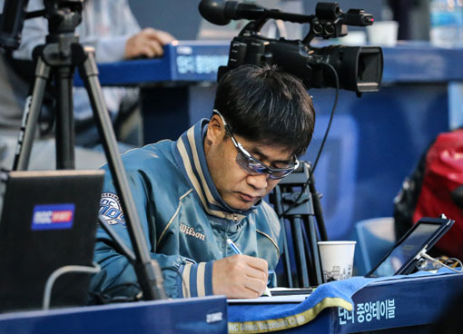 [야구장愛] 정진식 전력분석부장 “2분짜리 영상분석 보고 좋은결과 낼 때 가장 기뻐”