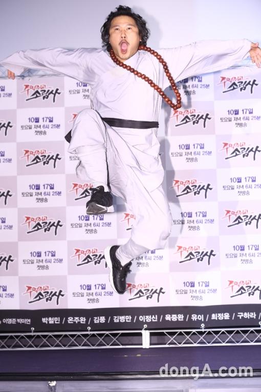 [동아포토]육중완 ‘무대에서 날아올라’