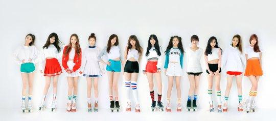 우주소녀, 12인 완전체 단체화보 공개… 시나닷컴 메인장식