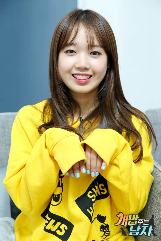 아이오아이 최유정, 강아지 안고 심쿵 미소…우월 가리기 힘든 깜찍함
