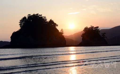 [이야기가 있는 마을②] 귀양 간 형님은 잘 살고 있나…형제 섬 사이로 석양이 진다
