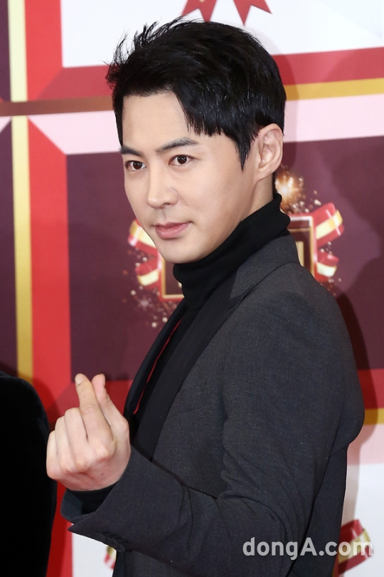 [동아포토]신화 전진 레이저 눈빛과 하트의 콜라보레이션