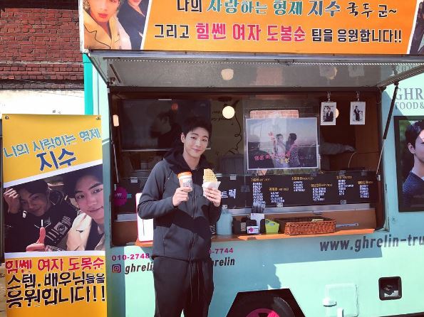 배우 지수, 팬들이 보내준 커피트럭 앞에서 ‘훈훈 미소’