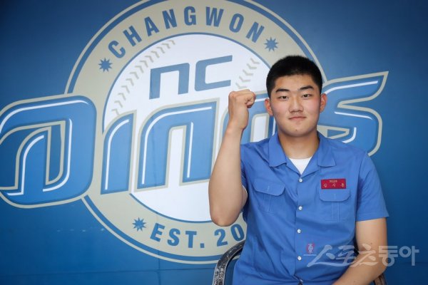 교복입고 인사 온 NC 1차지명 김시훈