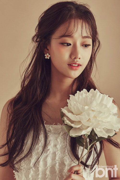 에이프릴 “핸드폰 없이 지낸 지 2년, 아날로그 감성 생겼다” [화보]