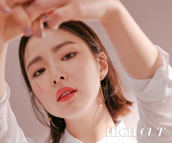 [화보] 신세경 “데뷔 초엔 아무것도 몰라…복잡하고 어려워”