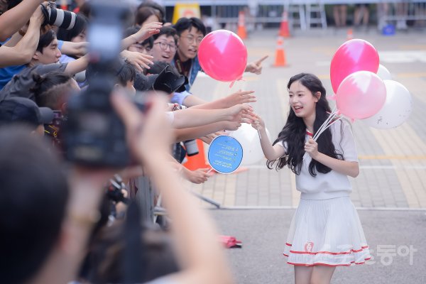 [포토] 에프이엔티 김도아 ‘팬들과 즐거운 시간~’