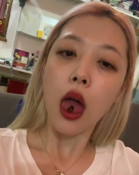 설리, 체리 꼭지 묶기 성공 인증…“역시 잘 할 줄 알았다”