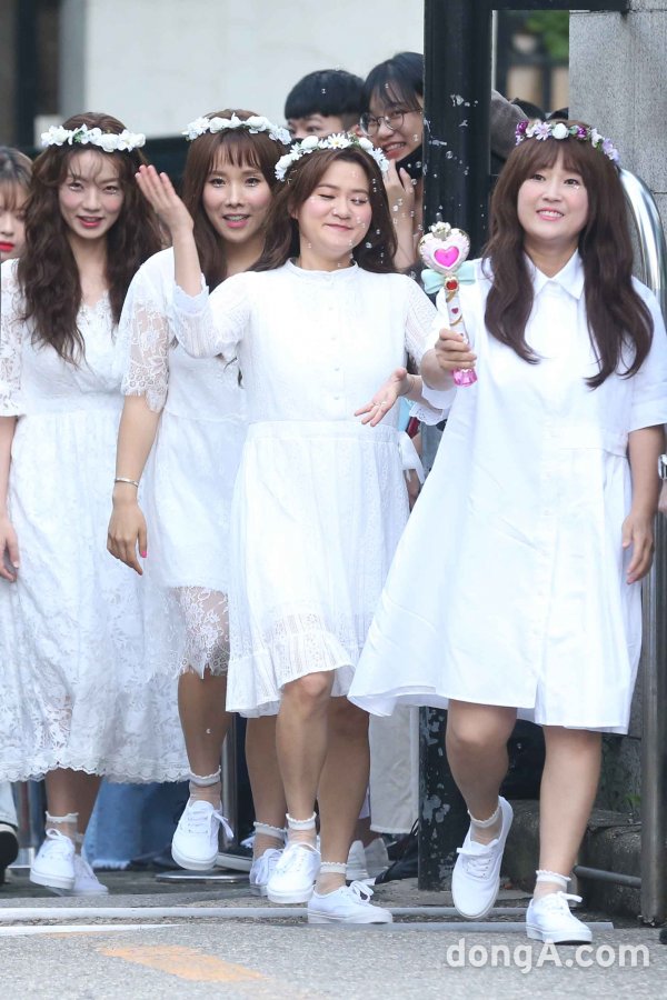 [동아포토]셀럽파이브. 출근하는 천사