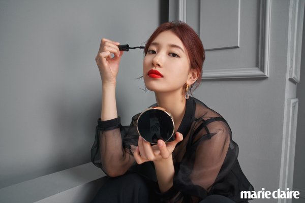 ‘또 예쁜’ 수지, 시크한 매력 가득 담긴 입술 [화보]